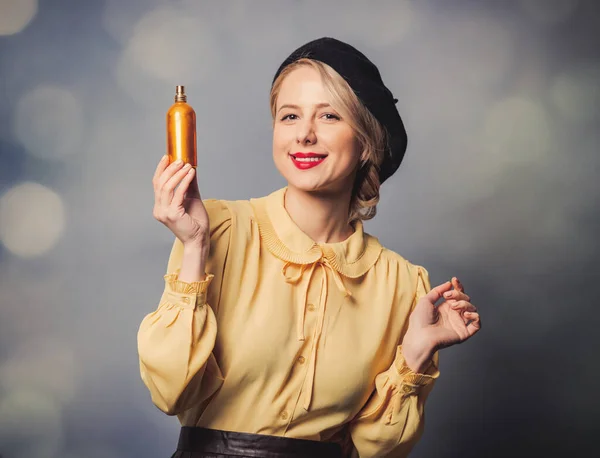 Menina Bonita Roupas Vintage Com Frasco Perfume Fundo Cinza — Fotografia de Stock