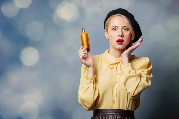 Vacker Flicka Vintage Kläder Med Parfymflaska Grå Bakgrund — Stockfoto