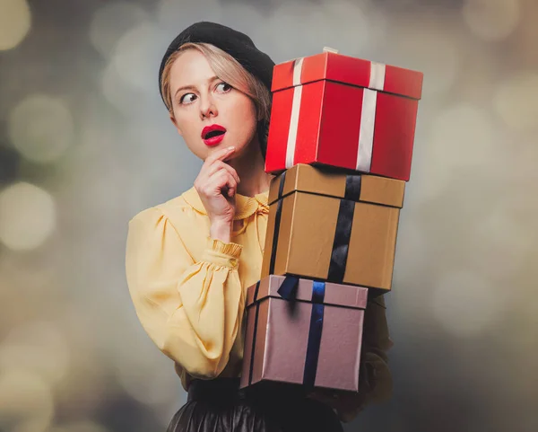 Hermosa Chica Ropa Vintage Con Regalos Sobre Fondo Gris —  Fotos de Stock