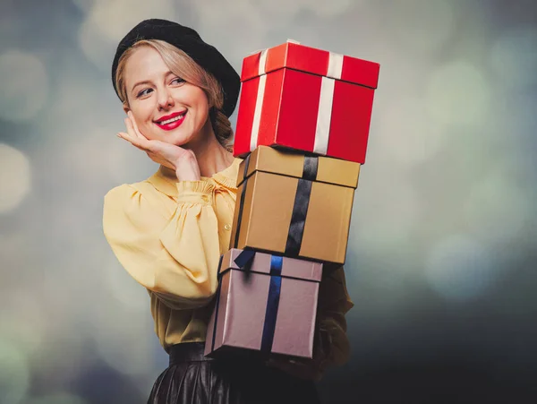 Hermosa Chica Ropa Vintage Con Regalos Sobre Fondo Gris —  Fotos de Stock