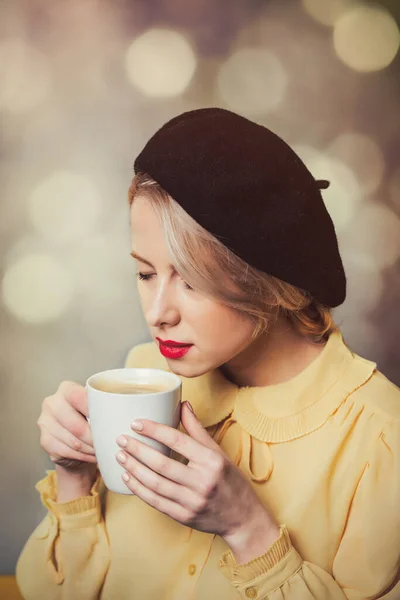 Vacker Flicka Vintage Kläder Med Kopp Kaffe Grå Bakgrund — Stockfoto