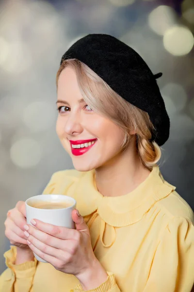 Hermosa Chica Ropa Vintage Con Taza Café Sobre Fondo Gris —  Fotos de Stock