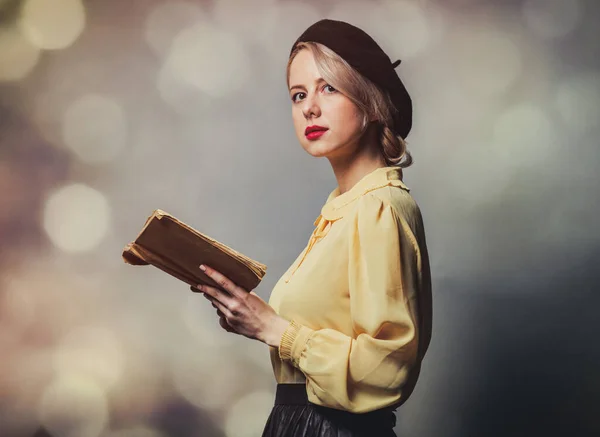 Menina Bonita Roupas Vintage Com Livro Sobre Fundo Cinza — Fotografia de Stock