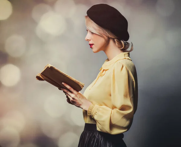 Hermosa Chica Ropa Vintage Con Libro Sobre Fondo Gris — Foto de Stock