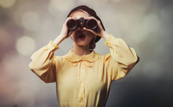 Schöne Mädchen Vintage Kleidung Mit Fernglas Auf Grauem Hintergrund — Stockfoto