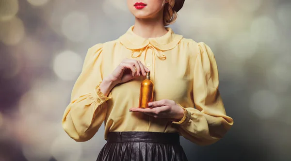 Belle Fille Vêtements Vintage Avec Bouteille Parfum Sur Fond Gris — Photo