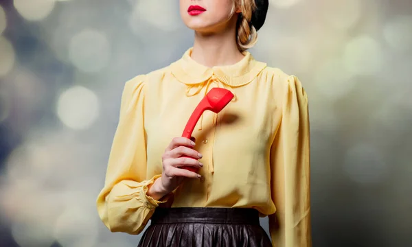 Красивая Девушка Винтажной Одежде Телефоном Сером Фоне — стоковое фото