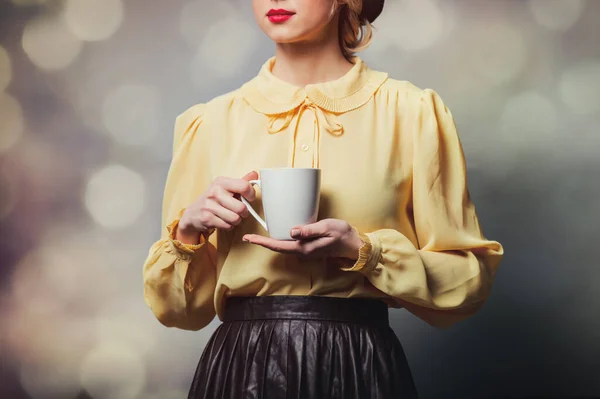 Schöne Mädchen Vintage Kleidung Mit Einer Tasse Auf Grauem Hintergrund — Stockfoto