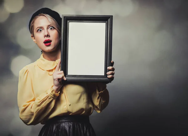 Schöne Mädchen Vintage Kleidung Mit Fotorahmen Auf Grauem Hintergrund — Stockfoto