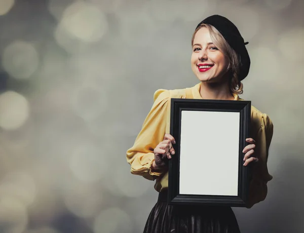 Schöne Mädchen Vintage Kleidung Mit Fotorahmen Auf Grauem Hintergrund — Stockfoto