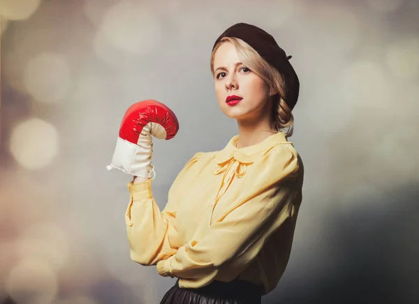 Hermosa Chica Ropa Vintage Con Guante Boxeo Sobre Fondo Gris — Foto de Stock