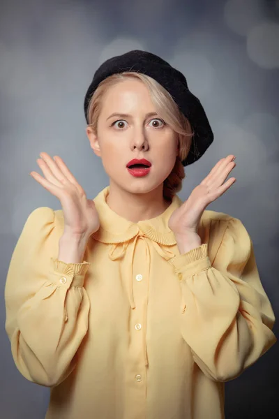 Style Femme Chemisier Béret Sur Fond Gris Avec Bokeh — Photo