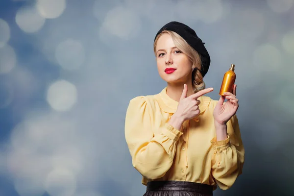 Hermosa Chica Ropa Vintage Con Botella Perfume Sobre Fondo Gris —  Fotos de Stock