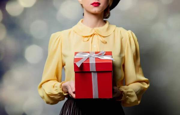 Schöne Mädchen Vintage Kleidung Mit Geschenk Auf Grauem Hintergrund — Stockfoto