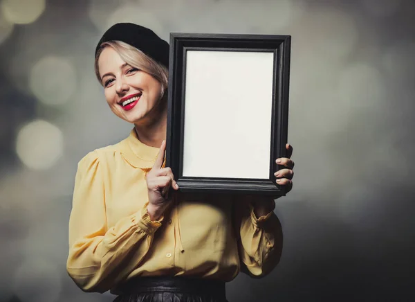 Menina Bonita Roupas Vintage Com Moldura Foto Fundo Cinza — Fotografia de Stock