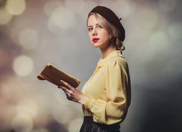 Schöne Mädchen Vintage Kleidung Mit Buch Auf Grauem Hintergrund — Stockfoto