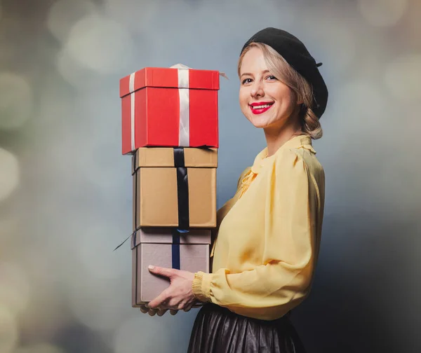 Hermosa Chica Ropa Vintage Con Regalos Sobre Fondo Gris —  Fotos de Stock