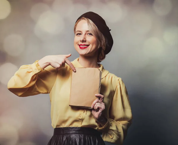 Menina Bonita Roupas Vintage Com Livro Sobre Fundo Cinza — Fotografia de Stock