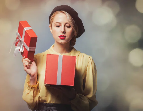 Hermosa Chica Ropa Vintage Con Regalos Sobre Fondo Gris —  Fotos de Stock