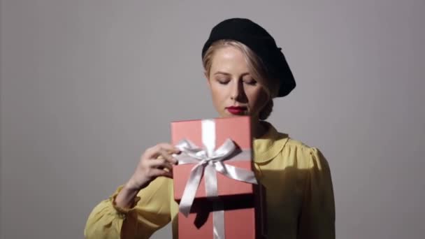 Belle Fille Vêtements Vintage Avec Des Cadeaux Sur Fond Gris — Video