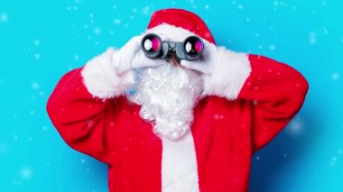 Komik Noel Baba dürbünle eğleniyor. 