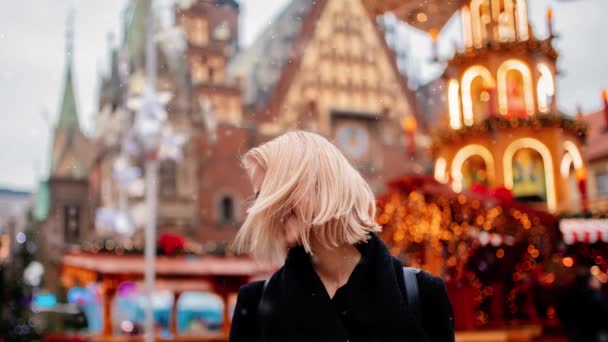 Piękna Blondynka Jarmarku Bożonarodzeniowym Wrocławiu — Wideo stockowe