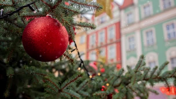 ポーランドのヴロツワフでクリスマスツリーの装飾 市場の赤ん坊 — ストック動画