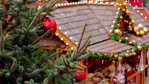 Χριστουγεννιάτικο Δέντρο Διακόσμηση Μπιχλιμπίδια Στην Αγορά Στο Wroclaw Πολωνία — Αρχείο Βίντεο