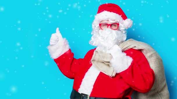Zabawny Święty Mikołaj Bawić Się Czerwonymi Okularami — Wideo stockowe