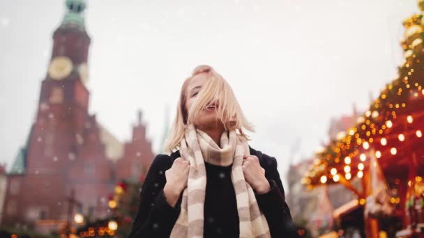 Piękna Blondynka Jarmarku Bożonarodzeniowym Wrocławiu — Wideo stockowe