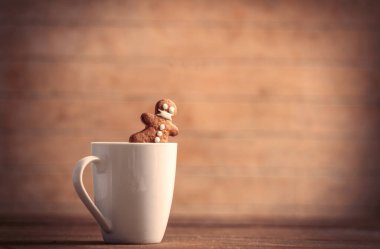 Tahta masada zencefilli ekmekli adamla bir fincan kahve.