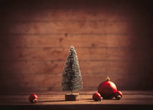 小圣诞树 木制桌子上的灌木和背景 — 图库照片