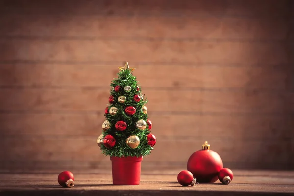 Piccolo Albero Natale Bagattelle Tavolo Sfondo Legno — Foto Stock