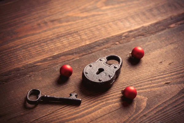 Fechadura Vintage Chave Com Bugigangas Natal Mesa Madeira — Fotografia de Stock