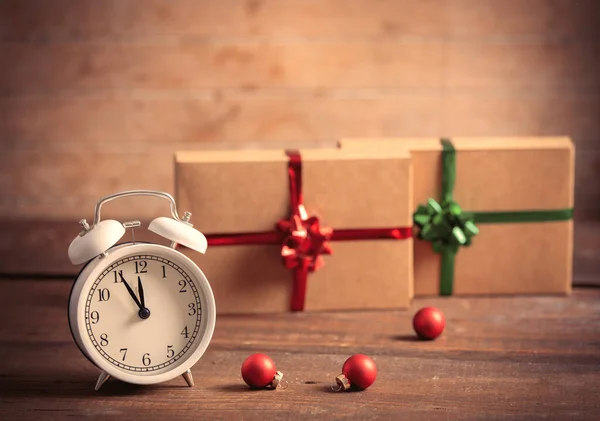 目覚まし時計とクリスマスプレゼント — ストック写真