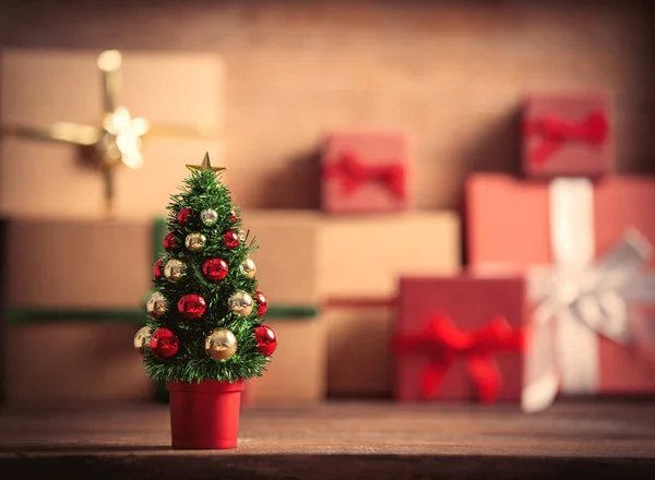 Kleiner Weihnachtsbaum Und Geschenkschachteln Hintergrund — Stockfoto