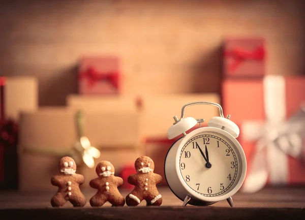Reloj Despertador Galletas Con Regalos Navidad Fondo —  Fotos de Stock