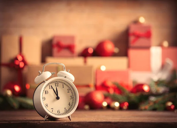 Reloj Despertador Regalos Navidad Segundo Plano —  Fotos de Stock