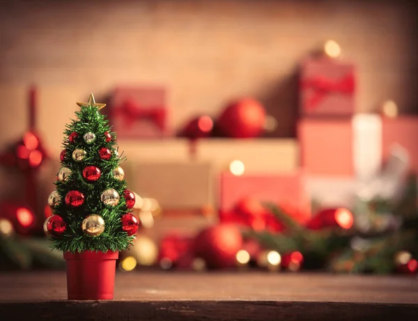 背景上的小圣诞树和礼品盒 — 图库照片