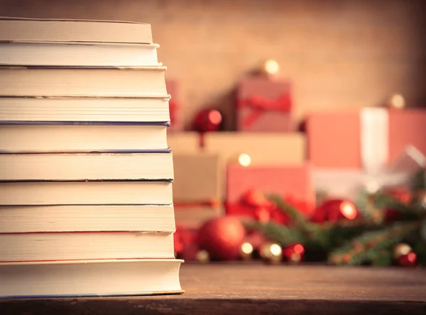 背景に本やクリスマスプレゼントのスタック — ストック写真