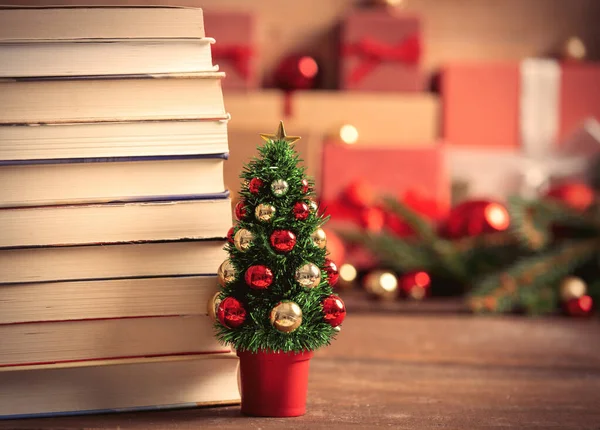 Μικρό Χριστουγεννιάτικο Δέντρο Βιβλία Και Κουτιά Δώρων Στο Παρασκήνιο — Φωτογραφία Αρχείου