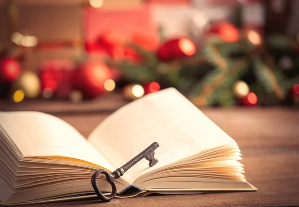 Livre Ouvert Clé Avec Cadeaux Noël Sur Fond — Photo