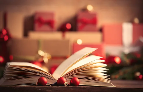 Offene Bücher Und Weihnachtsgeschenke Hintergrund — Stockfoto