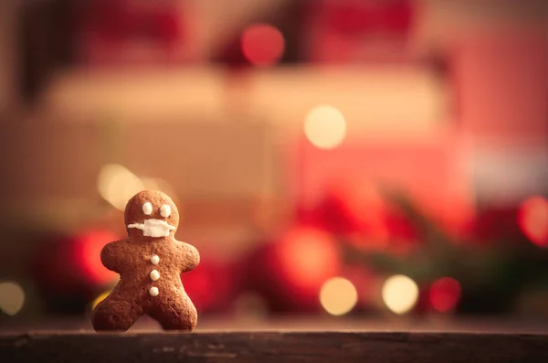 Пряничный Человек Столе Рождественскими Подарками Заднем Плане — стоковое фото