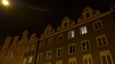 Wroclaw, Polonya - 13 Kasım 2020: 19. yüzyılda merkez meydandaki evlere yakın çekim
