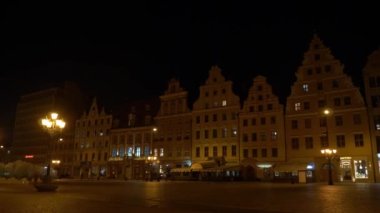 Wroclaw, Polonya - 13 Kasım 2020: Akşam Noel pazarında şehrin merkezi meydanı boş