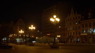 Wroclaw, Polonya - 13 Kasım 2020: Akşam Noel pazarında şehrin merkezi meydanı boş