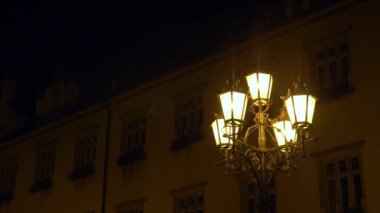 Wroclaw, Polonya - 13 Kasım 2020: Bir gecede klasik sokak feneri 