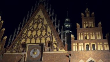 Wroclaw, Polonya - 13 Kasım 2020: Belediye binasına gece yakın çekim