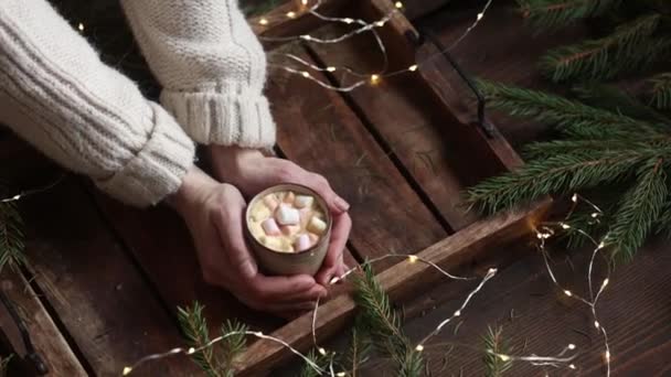 Female hand holds cup a coffee and marshmallows over wooden tray — Stock Footage Female Hand Holds Cup Coffee Marshmallows Wooden Tray Stock Video